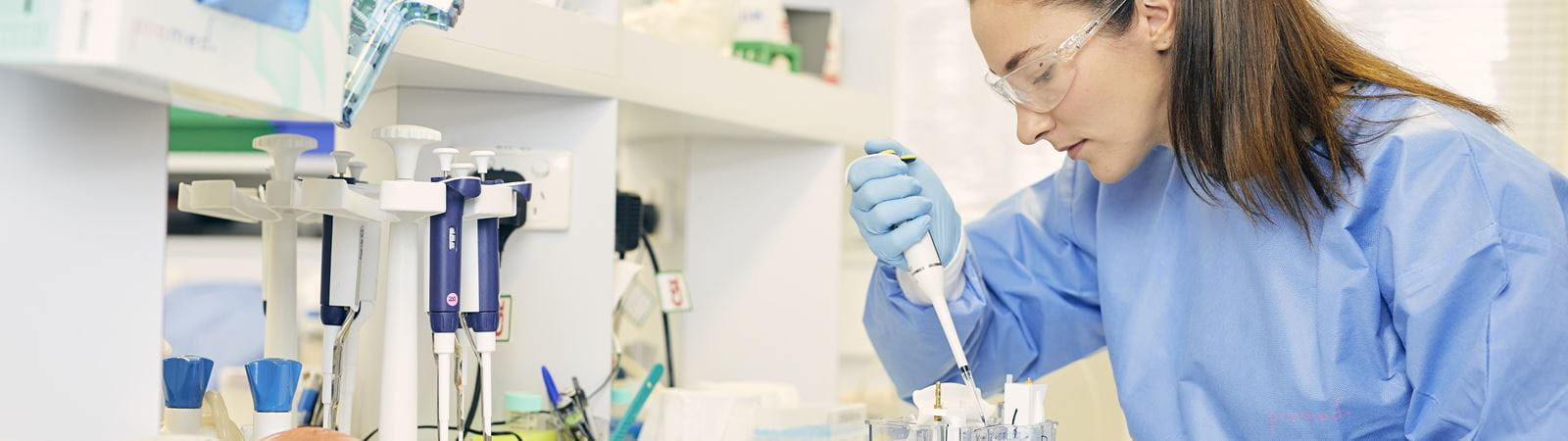 Investigadora con pipetas