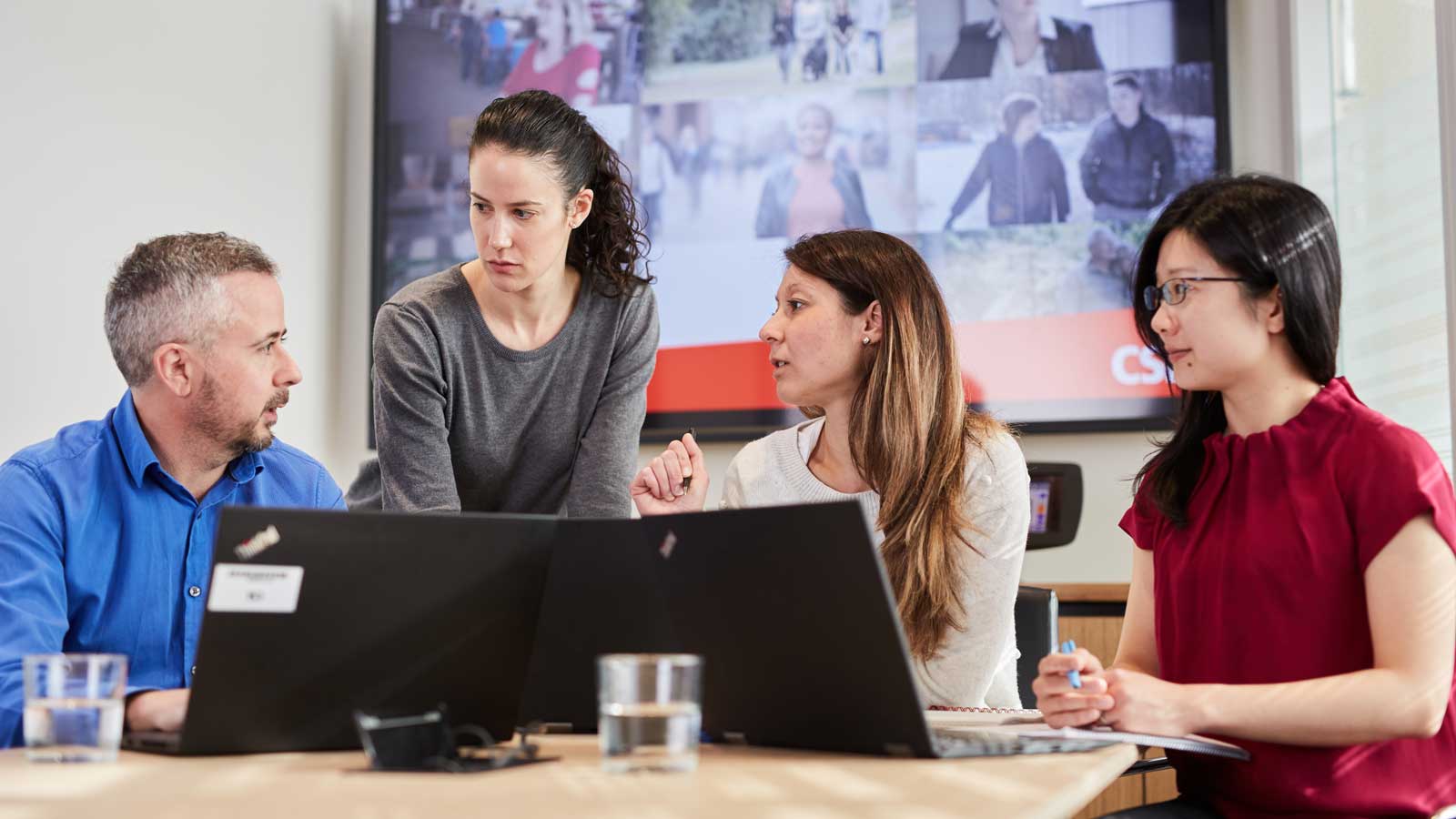 Grupo de empleados frente al ordenador