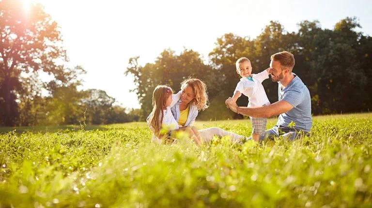 Familia en el campo al atardecer