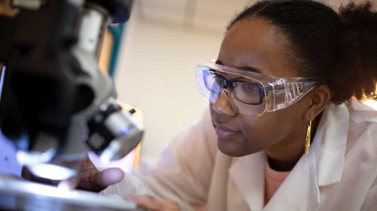 Mujer con microscopio