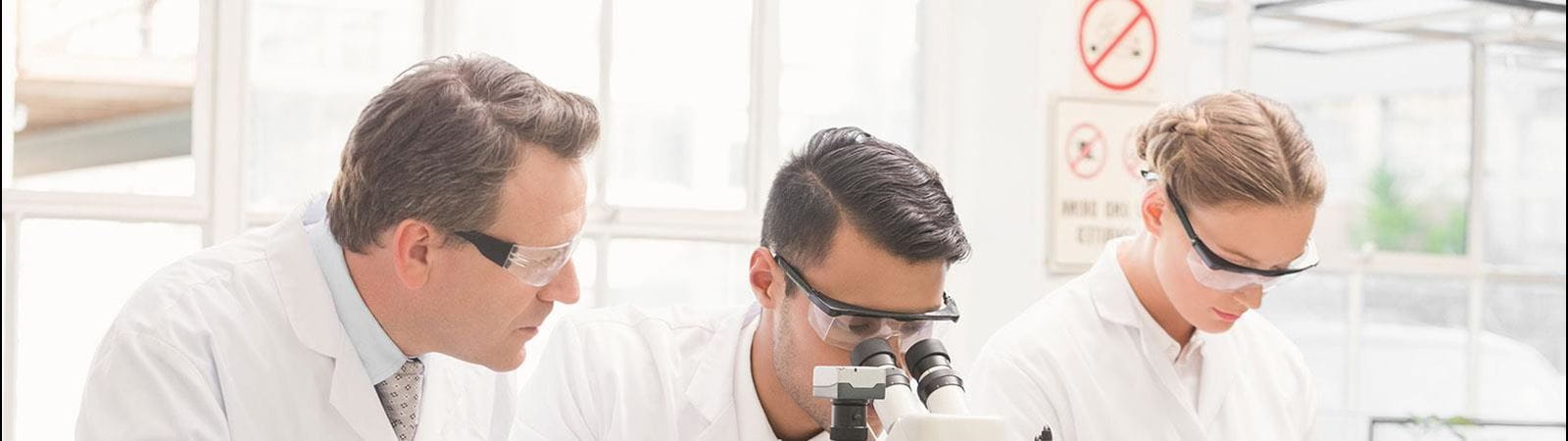 Tres investigadores